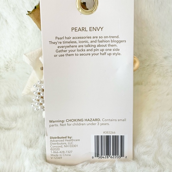 New with tag 3Piece PEARL HAIR CLIPS w/Gold color hardware. PERFECT FOR WEDDING - Picture 4 of 4